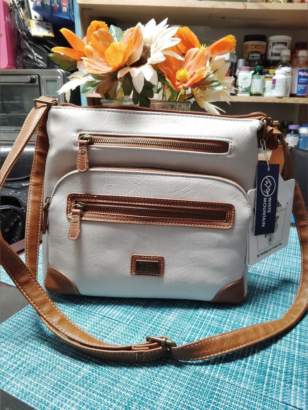 WHITE MOUNTAIN White and Tan CROSSBODY SHOULDER Bags